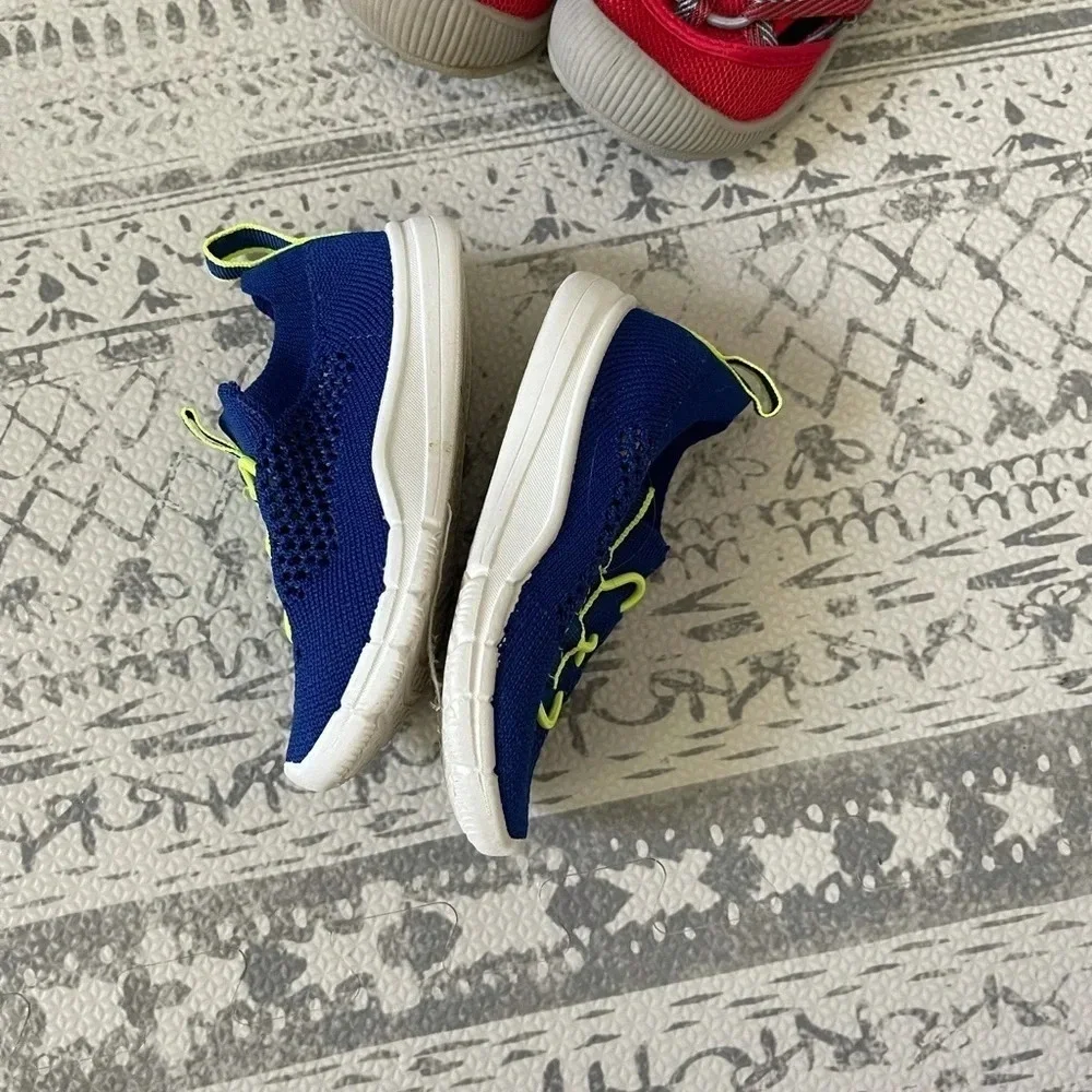 🦋 Clearance Toddler size 6 water shoes OshKosh‎